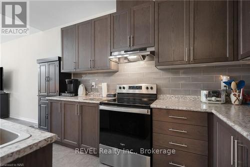 23 Cosmopolitan, St. Catharines (444 - Carlton/Bunting), ON - Indoor Photo Showing Kitchen With Upgraded Kitchen