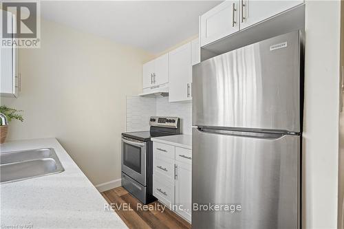 2 - 71 Hagey Avenue, Fort Erie (332 - Central), ON - Indoor Photo Showing Kitchen With Double Sink