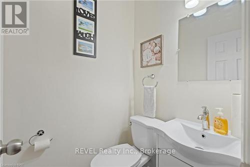 2 - 71 Hagey Avenue, Fort Erie (332 - Central), ON - Indoor Photo Showing Bathroom