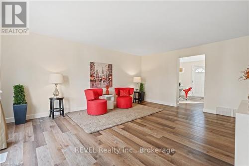 2 - 71 Hagey Avenue, Fort Erie (332 - Central), ON - Indoor Photo Showing Living Room