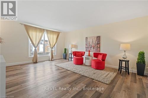 2 - 71 Hagey Avenue, Fort Erie (332 - Central), ON - Indoor Photo Showing Living Room