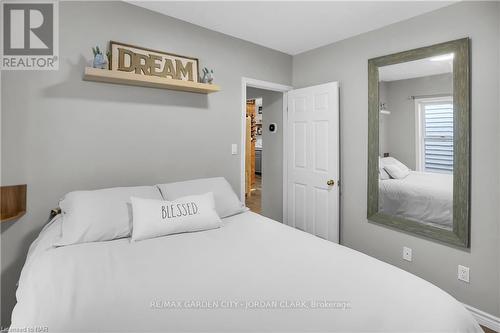 15 Jones Street, St. Catharines (451 - Downtown), ON - Indoor Photo Showing Bedroom