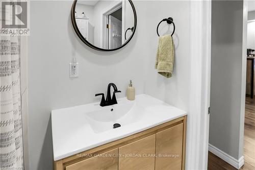 15 Jones Street, St. Catharines (451 - Downtown), ON - Indoor Photo Showing Bathroom