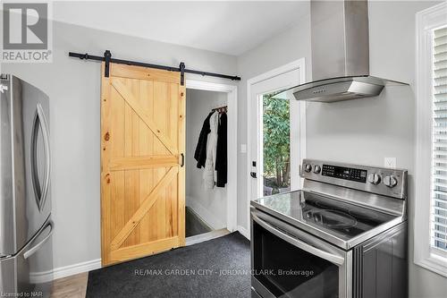 15 Jones Street, St. Catharines (451 - Downtown), ON - Indoor Photo Showing Kitchen