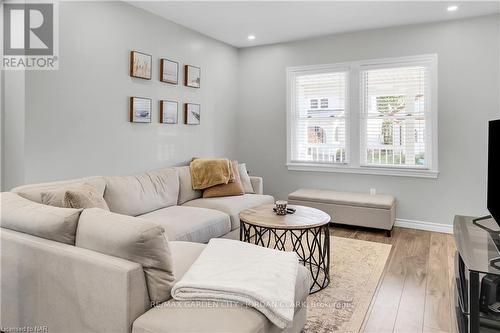 15 Jones Street, St. Catharines (451 - Downtown), ON - Indoor Photo Showing Living Room