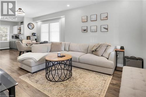 15 Jones Street, St. Catharines (451 - Downtown), ON - Indoor Photo Showing Living Room