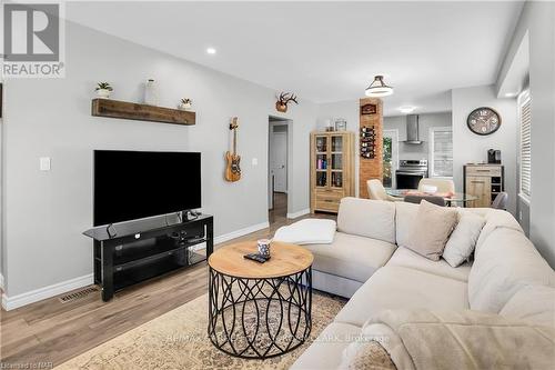 15 Jones Street, St. Catharines (451 - Downtown), ON - Indoor Photo Showing Living Room