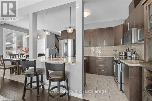 17 - 380 Lake Street, Grimsby (540 - Grimsby Beach), ON - Indoor Photo Showing Kitchen With Upgraded Kitchen