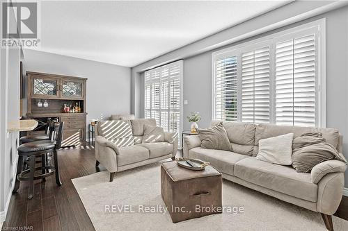 17 - 380 Lake Street, Grimsby (540 - Grimsby Beach), ON - Indoor Photo Showing Living Room