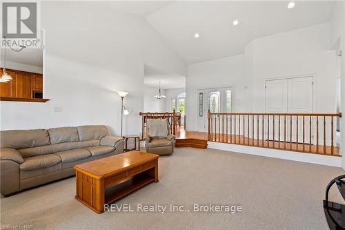 7904 Netherby Road, Niagara Falls (873 - Bethel), ON - Indoor Photo Showing Living Room