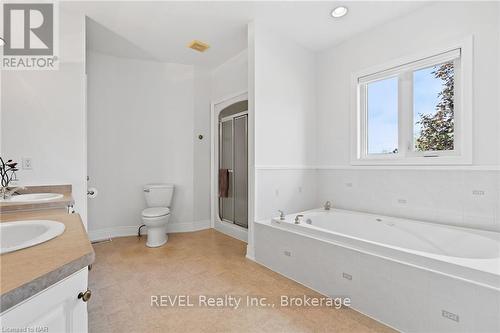 7904 Netherby Road, Niagara Falls (873 - Bethel), ON - Indoor Photo Showing Bathroom