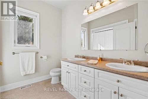 7904 Netherby Road, Niagara Falls (873 - Bethel), ON - Indoor Photo Showing Bathroom