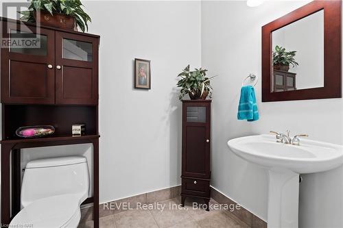 7904 Netherby Road, Niagara Falls (873 - Bethel), ON - Indoor Photo Showing Bathroom