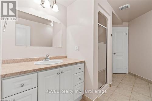 7904 Netherby Road, Niagara Falls (873 - Bethel), ON - Indoor Photo Showing Bathroom