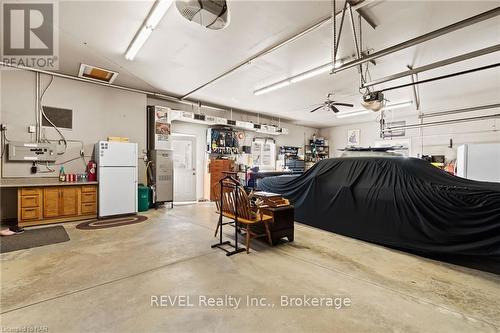 7904 Netherby Road, Niagara Falls (873 - Bethel), ON - Indoor Photo Showing Garage