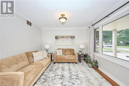 3378 Saint Patrick Avenue, Niagara Falls (206 - Stamford), ON - Indoor Photo Showing Living Room