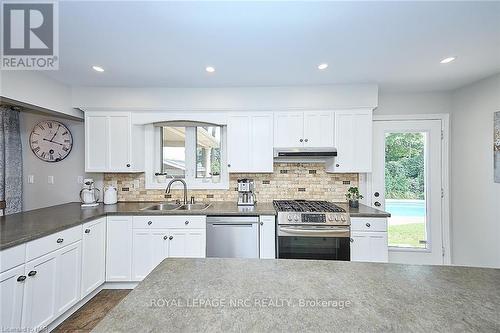 3378 Saint Patrick Avenue, Niagara Falls (206 - Stamford), ON - Indoor Photo Showing Kitchen With Double Sink