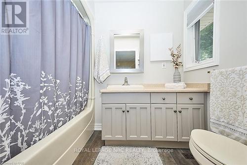 3378 Saint Patrick Avenue, Niagara Falls (206 - Stamford), ON - Indoor Photo Showing Bathroom