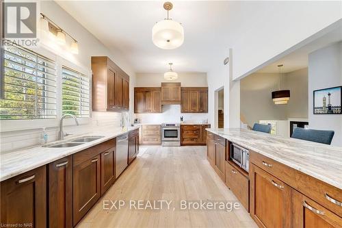 62 Wakil Drive, St. Catharines (461 - Glendale/Glenridge), ON - Indoor Photo Showing Kitchen With Double Sink