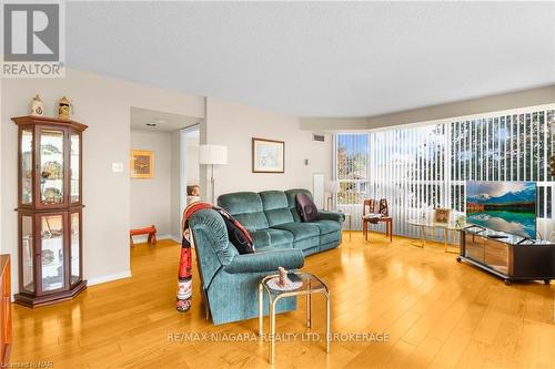 303 - 5100 Dorchester Road, Niagara Falls (212 - Morrison), ON - Indoor Photo Showing Living Room