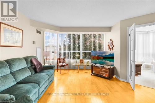 303 - 5100 Dorchester Road, Niagara Falls (212 - Morrison), ON - Indoor Photo Showing Living Room