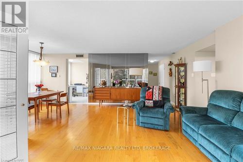 303 - 5100 Dorchester Road, Niagara Falls (212 - Morrison), ON - Indoor Photo Showing Living Room