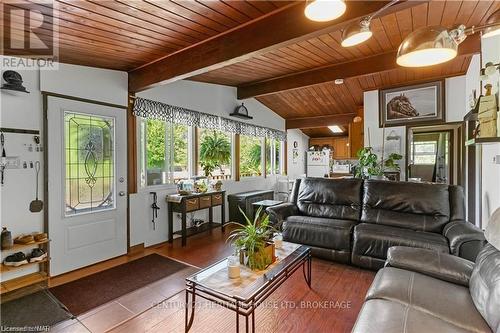 1711 Dominion Rd Road, Fort Erie (334 - Crescent Park), ON - Indoor Photo Showing Living Room