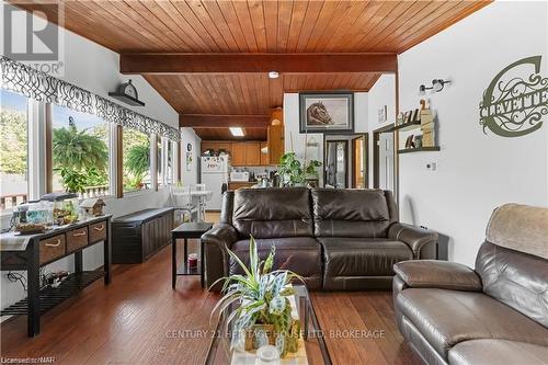 1711 Dominion Rd Road, Fort Erie (334 - Crescent Park), ON - Indoor Photo Showing Living Room