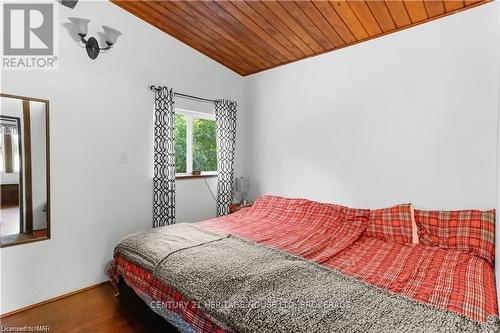 1711 Dominion Rd Road, Fort Erie (334 - Crescent Park), ON - Indoor Photo Showing Bedroom