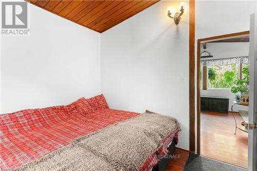 1711 Dominion Rd Road, Fort Erie (334 - Crescent Park), ON - Indoor Photo Showing Bedroom