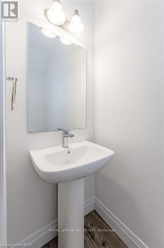 47 Lily Lane, Guelph (Clairfields), ON - Indoor Photo Showing Bathroom