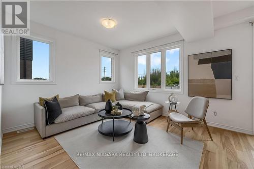 7864 Seabiscuit Drive, Niagara Falls (213 - Ascot), ON - Indoor Photo Showing Living Room