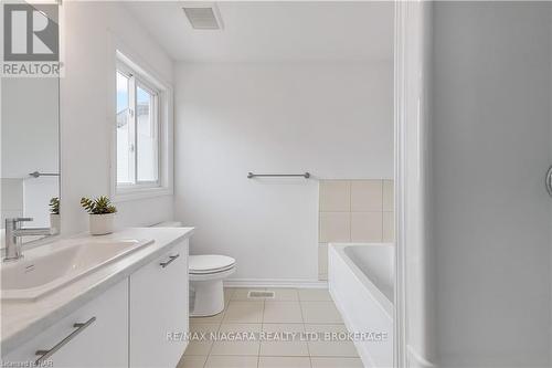 7864 Seabiscuit Drive, Niagara Falls (213 - Ascot), ON - Indoor Photo Showing Bathroom