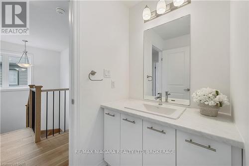 7864 Seabiscuit Drive, Niagara Falls (213 - Ascot), ON - Indoor Photo Showing Bathroom