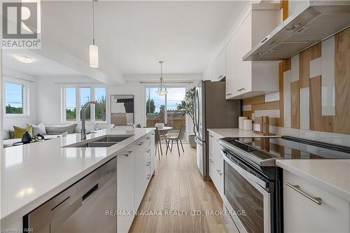 7864 Seabiscuit Drive, Niagara Falls (213 - Ascot), ON - Indoor Photo Showing Kitchen With Stainless Steel Kitchen With Double Sink With Upgraded Kitchen