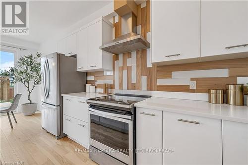 7864 Seabiscuit Drive, Niagara Falls (213 - Ascot), ON - Indoor Photo Showing Kitchen