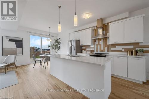 7864 Seabiscuit Drive, Niagara Falls (213 - Ascot), ON - Indoor Photo Showing Kitchen With Upgraded Kitchen