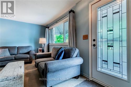 4118 Chippawa Parkway, Niagara Falls (223 - Chippawa), ON - Indoor Photo Showing Living Room