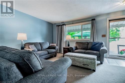 4118 Chippawa Parkway, Niagara Falls (223 - Chippawa), ON - Indoor Photo Showing Living Room