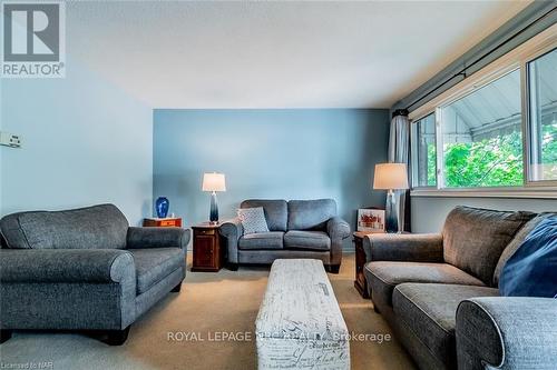 4118 Chippawa Parkway, Niagara Falls (223 - Chippawa), ON - Indoor Photo Showing Living Room