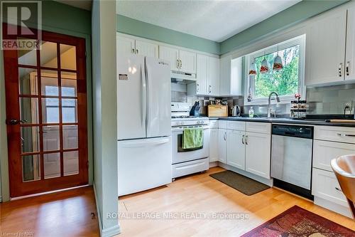 4118 Chippawa Parkway, Niagara Falls (223 - Chippawa), ON - Indoor Photo Showing Kitchen