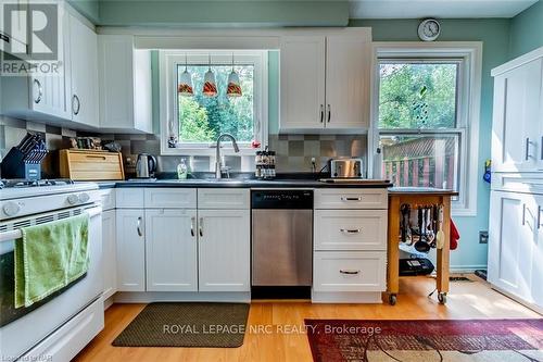 4118 Chippawa Parkway, Niagara Falls (223 - Chippawa), ON - Indoor Photo Showing Kitchen