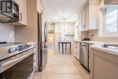 4 Mississauga Road, St. Catharines (437 - Lakeshore), ON - Indoor Photo Showing Kitchen With Upgraded Kitchen