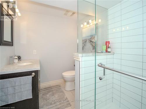 42.5 Canal Street, St. Catharines (438 - Port Dalhousie), ON - Indoor Photo Showing Bathroom