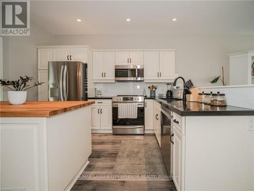 42.5 Canal Street, St. Catharines (438 - Port Dalhousie), ON - Indoor Photo Showing Kitchen With Upgraded Kitchen