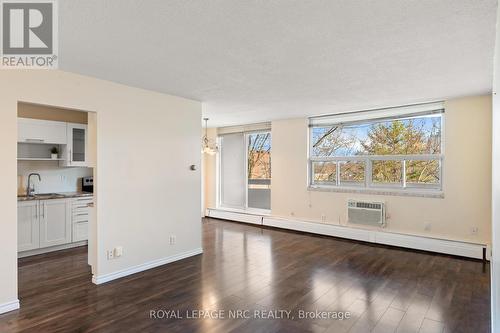 505 - 365 Geneva Street, St. Catharines (446 - Fairview), ON - Indoor Photo Showing Living Room