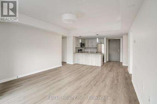 309 - 3998 Victoria Avenue, Lincoln (980 - Lincoln-Jordan/Vineland), ON - Indoor Photo Showing Kitchen With Upgraded Kitchen