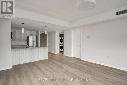 309 - 3998 Victoria Avenue, Lincoln (980 - Lincoln-Jordan/Vineland), ON - Indoor Photo Showing Kitchen With Upgraded Kitchen