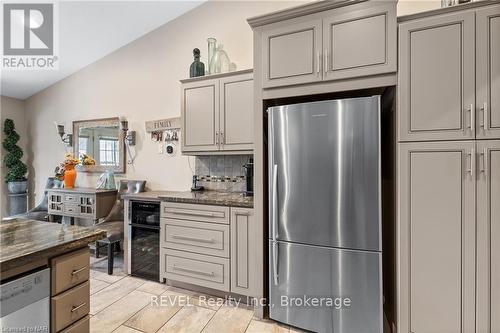 67 Virginia Street, Welland (769 - Prince Charles), ON - Indoor Photo Showing Kitchen