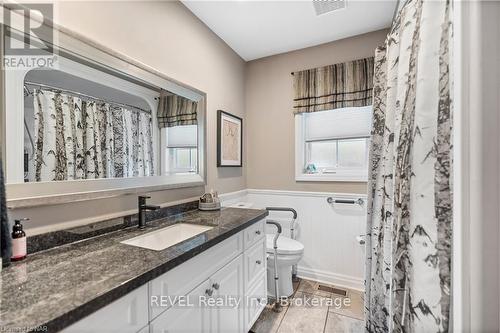 67 Virginia Street, Welland (769 - Prince Charles), ON - Indoor Photo Showing Bathroom